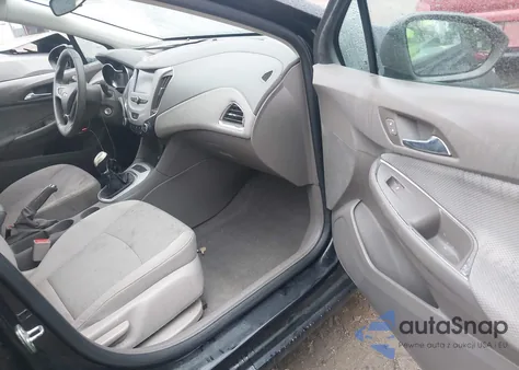 2017 Chevrolet Cruze Ls Manual z USA, uszkodzony, nr VIN 1G1BB5SM2H7201796